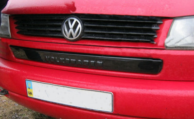 Зимняя накладка (глянцевая) Volkswagen T4 1998-2003 &quot;косые фары&quot; (низ)