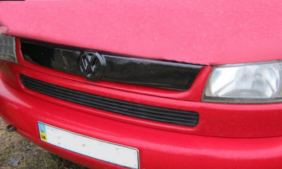 Зимняя накладка (глянцевая) Volkswagen T4 1998-2003 &quot;косые фары&quot; (верх реш)